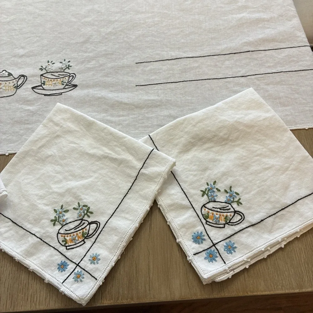 N/A tablecloth has